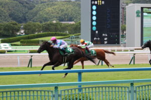 ［重賞回顧］7頭横一線のゴール前を制したのは、名門が大切にする名牝系の出身馬～2021年・小倉2歳ステークス～