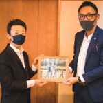 ［対談］石神騎手に京友禅の競馬グッズを贈呈。中山大障害への自信はいかに！？