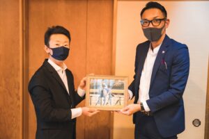 ［対談］石神騎手に京友禅の競馬グッズを贈呈。中山大障害への自信はいかに！？