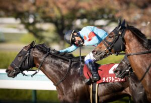 ［重賞回顧］スペシャリストの真骨頂！7歳の古豪が横綱相撲で3年ぶり2度目の制覇～2022年・スワンS～