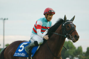 望遠鏡みたいなデカいカメラを提げて競馬場を低徊するオネエサンの話