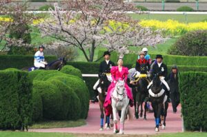 満開の桜のもとで開催された2004年・桜花賞。名門が送り出した良血牝馬ダンスインザムードの走りを振り返る。