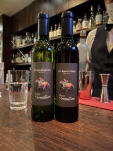 3周年を迎えた競馬ファンのためのバー『銀座ヴァーミリオン』が、還元祭とオリジナルラベルのワインボトルプレゼントを実施中！