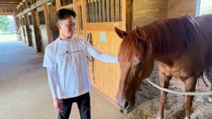 ［訪問レポート］菅原明良騎手が支援の最前線へ！「にんじんプレゼントTシャツ」のプロジェクトが繋ぐ、ファンと引退馬のあたたかいサイクル。