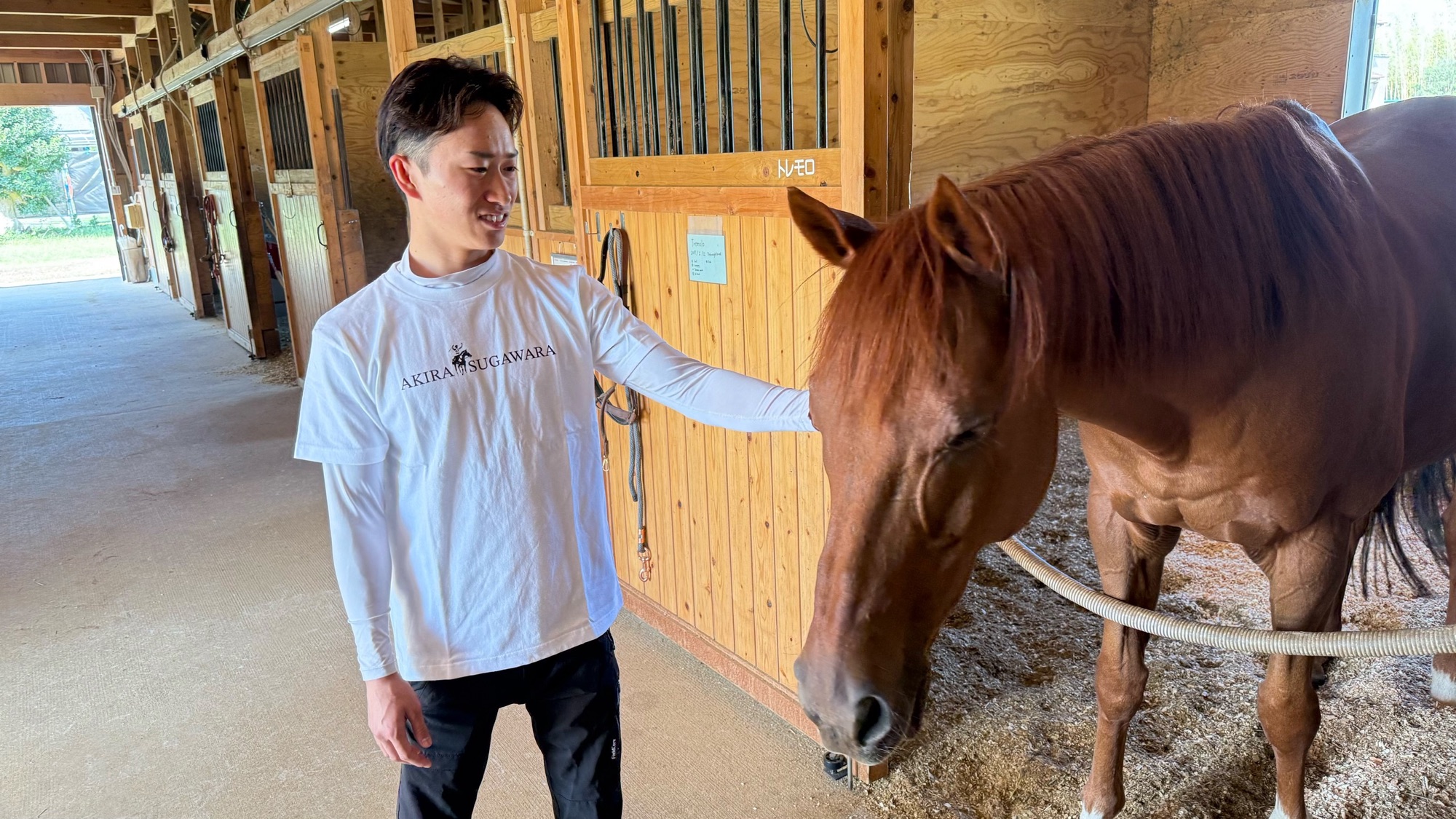 ［訪問レポート］菅原明良騎手が支援の最前線へ！「にんじんプレゼントTシャツ」のプロジェクトが繋ぐ、ファンと引退馬のあたたかいサイクル。