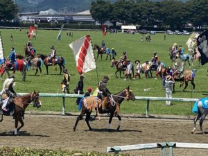 ターフから神事へ - 相馬野馬追に生きる、孝行息子ブラックホール