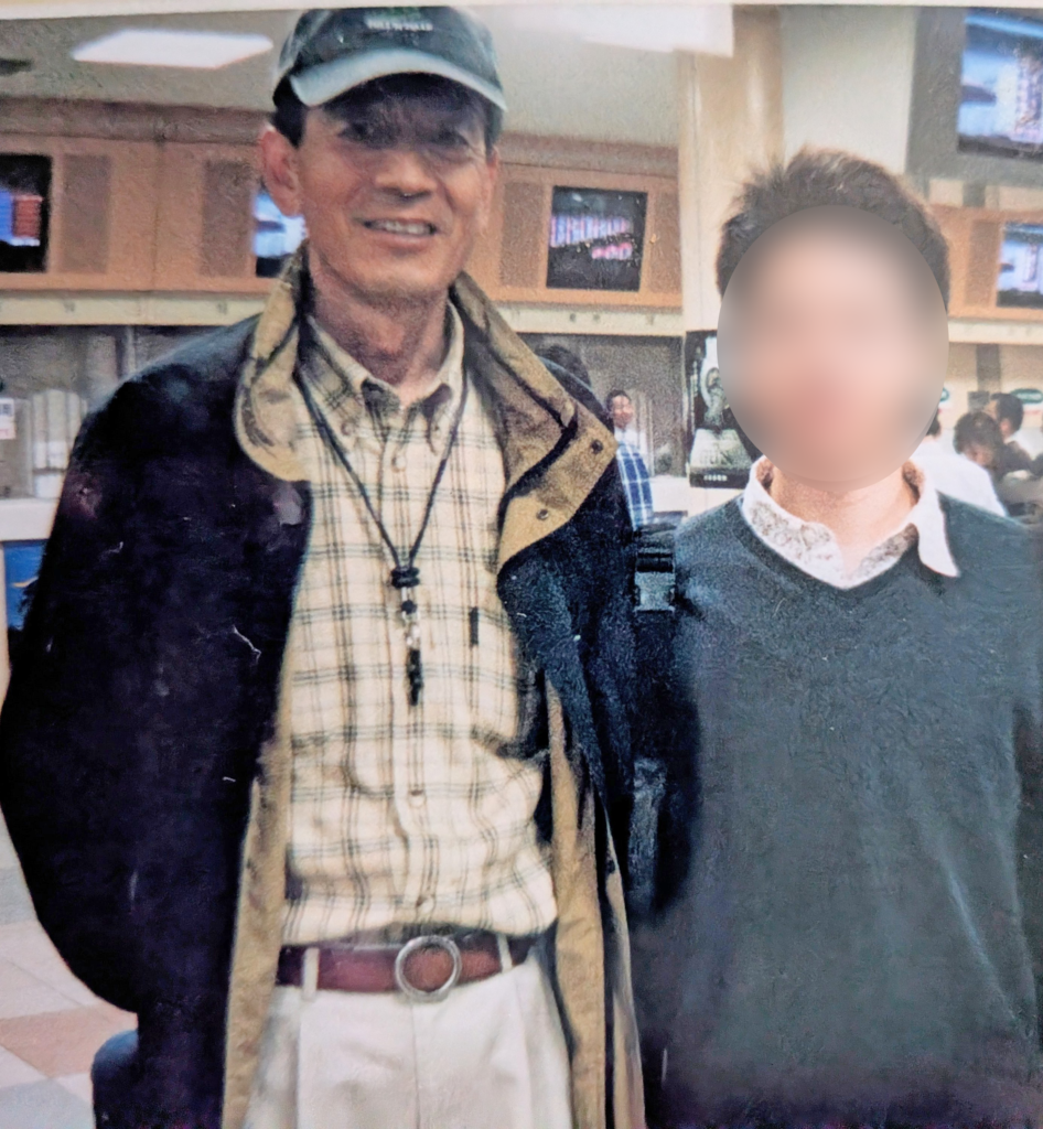 在りし日の岡田繫幸さんと筆者（2002 門別競馬場にて）